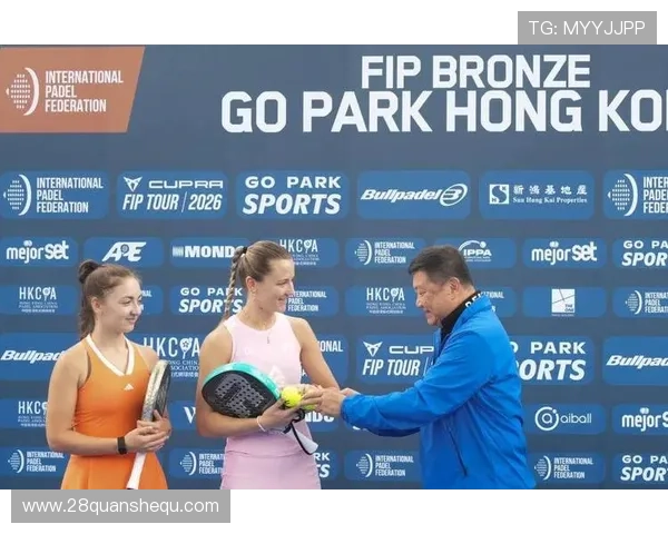 网球世界最新动态：顶级球员激烈角逐赛事精彩瞬况